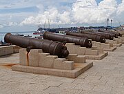 Kanonen am Hafen von Stonetown auf Sansibar